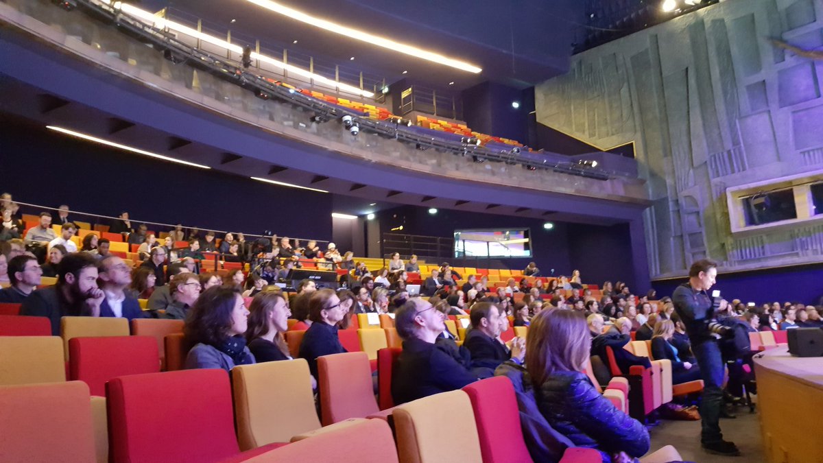 Epareca's tweet photo. Valérie @LasekLasek DG #Epareca remet son prix #TalentsDesCites à Sabrina Gamba pour son projet de Fab'Art à @villedegrigny91 quartier de la Grande Borne. L'idée: créer un espace partagé qui fédère et fasse monter les compétences  autour des métiers de la mode et l'audiovisuel https://t.co/P2zPwvL1TU