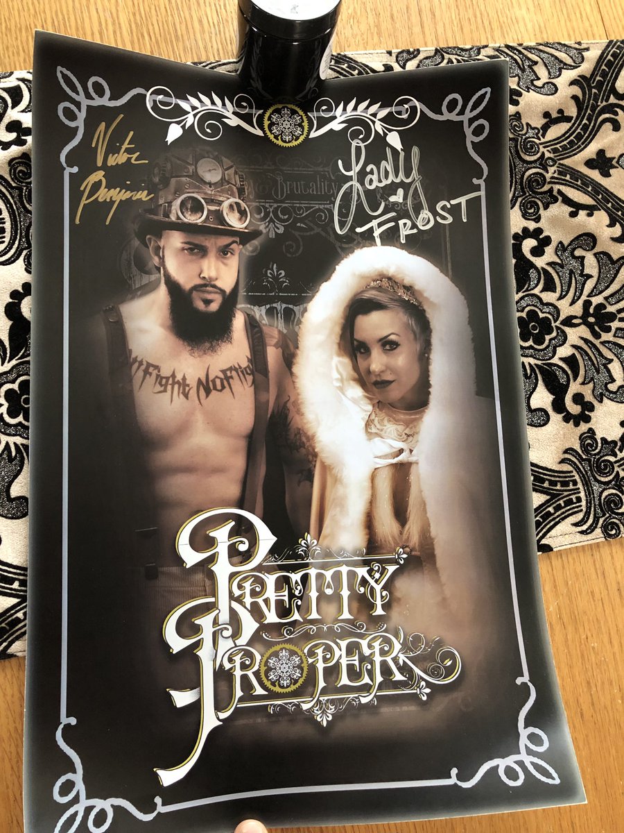 HeyItsWeb's tweet image. You could probably say that our table runner is #PrettyProper as well! 🎩❄️