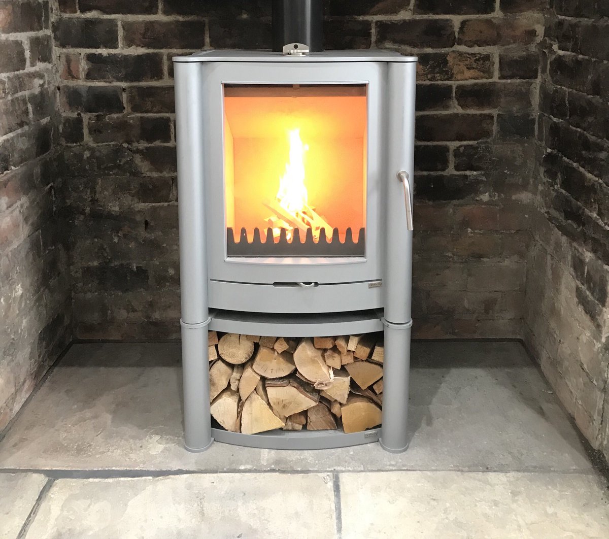 Great install of <a href="/firebellystoves/">firebellystoves</a>  FB1 interested in keeping #CosyAndWarm contact @Stovemedic for your free no obligation quotation.