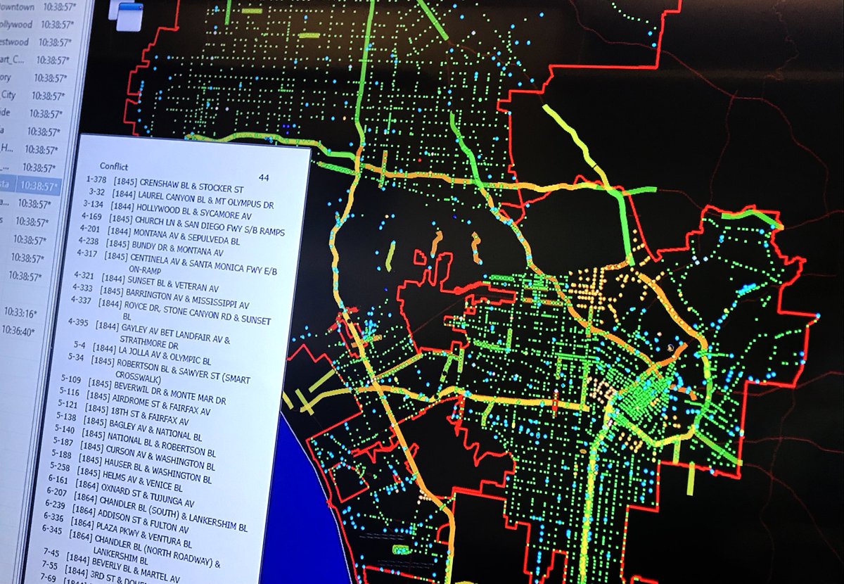 LADOTofficial's tweet photo. #ATSAC is monitoring 44 flashing signals per #LARain #lightening The majority are in #Westside and the #Valley Remember to make a complete stop at all flashing signals! 🚦☂️ https://t.co/jXJ44tqyoc