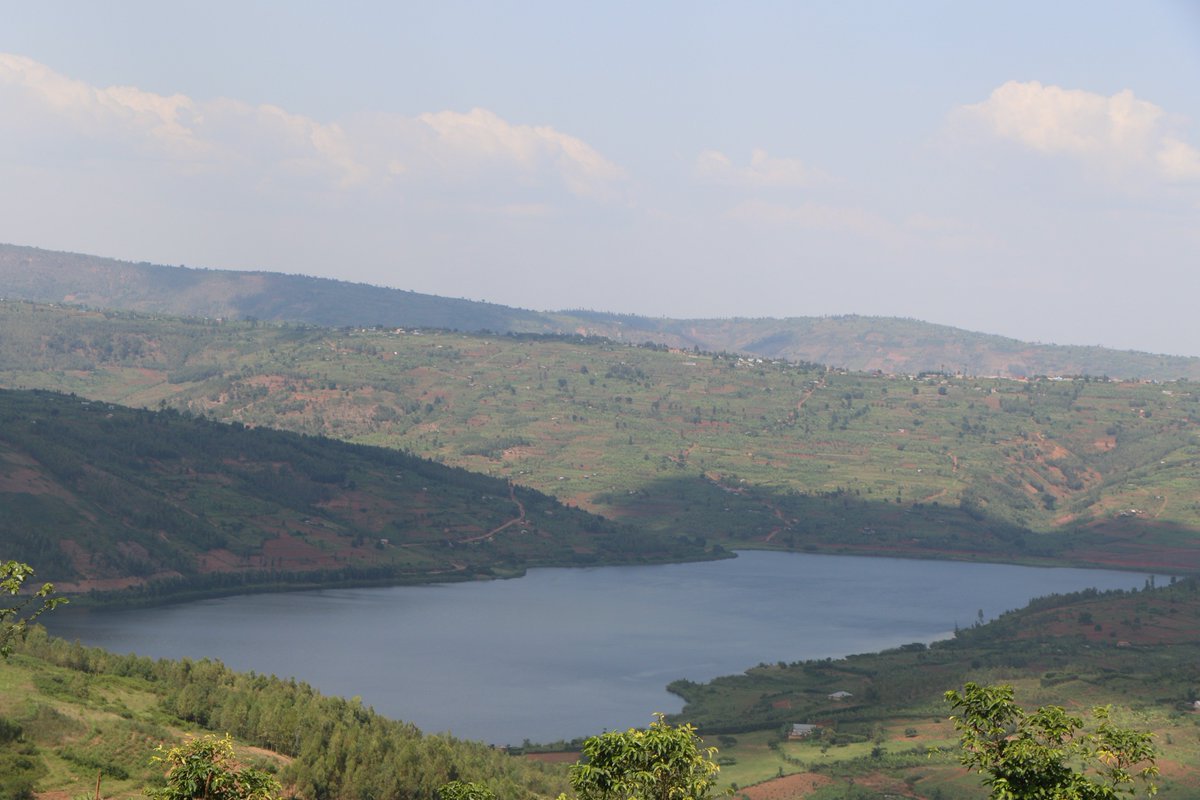 NiyingizeRemy's tweet photo. One of my photos that I do like most!
#MuhaziLake which empties into the Nyabugogo River, which flows southwards to Kigali where it meets the Nyabarongo River, part of the upper Nile!
#VisitRwanda #RwandaIsBeautiful https://t.co/ADXrZTxI1i