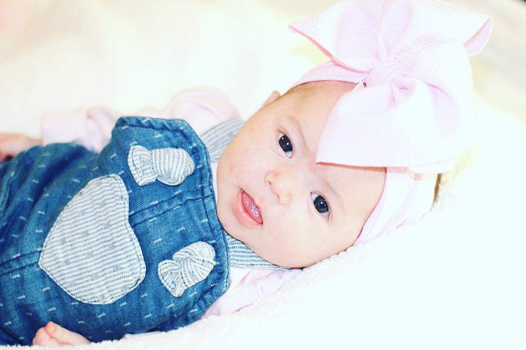 mrscoachwoodard's tweet photo. Ella is 1 month old today! #themanyfaces #adventuresoflilmouse #timeslowdown #thatbowtho #thebiggerthebowtheclosertojesus #ilikebigbowsandicannotlie https://t.co/7YQy8m7ZA3