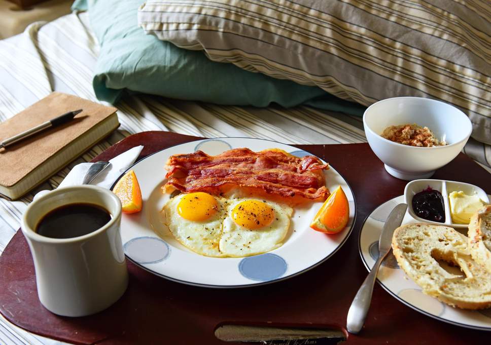 Традиционный американский завтрак. Типичный американский завтрак. Традиционный немецкий завтрак. Bob make breakfast now. Завтрак американца.