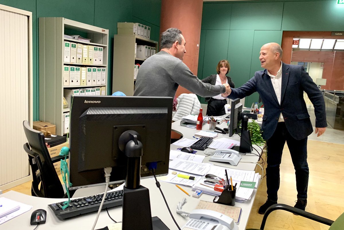 📸 Nuestro Consejero de Educación y Deporte, @javierimbroda, ha conocido esta mañana a parte del gran equipo de profesionales que cuidan de la #educación andaluza 👩🏼‍🏫

👉🏼 La #educación es la mejor herramienta para mejorar el futuro de cientos de miles de jóvenes andaluces ✅