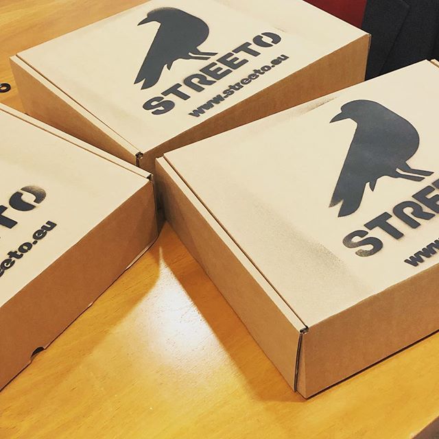 3 kits Streeto, Double bombes de peinture craie, pochoirs XL A3 , à emporter ! ...Enfin, parties en livraison pour 3 centres commerciaux @compagniedephalsbourg ! #stencil #pochoir #streetmarketing #communication #innovation #followthecrow #chalk #yes #bo… bit.ly/2Wyg4vq