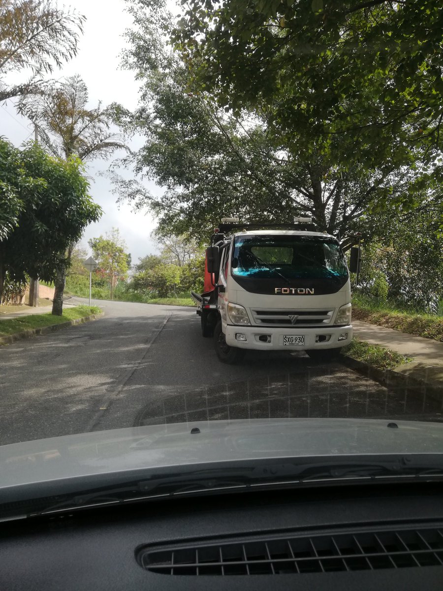 juanferlon's tweet photo. Señores @MovilidadEnv este señor de esta grúa todos los días la esta dejando mal estacionada diagonal 29 #25 Sur 80 arriba de la escuela de ingenieros. https://t.co/lXOxLVw5Cg