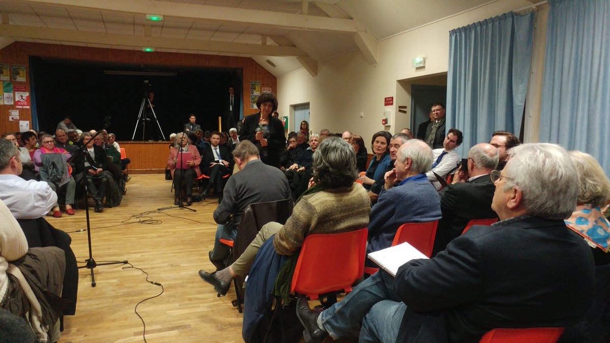 lesjem37's tweet photo. Les @JeunesMacron se sont rendu à Noyant-de-Touraine pour participer au #GrandDebat en présence de @VidalFrederique, ministre de l'enseignement supérieur, de la recherche et de l'innovation. 
Des réponses claires et précises ont été apportées aux quelques 200 personnes présentes. https://t.co/lKbY6IhSFp