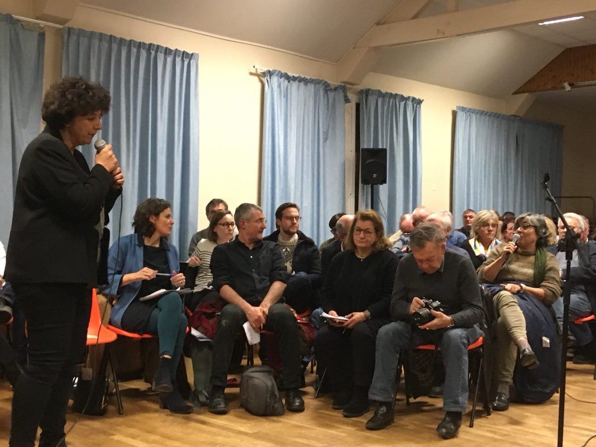 lesjem37's tweet photo. Les @JeunesMacron se sont rendu à Noyant-de-Touraine pour participer au #GrandDebat en présence de @VidalFrederique, ministre de l'enseignement supérieur, de la recherche et de l'innovation. 
Des réponses claires et précises ont été apportées aux quelques 200 personnes présentes. https://t.co/lKbY6IhSFp