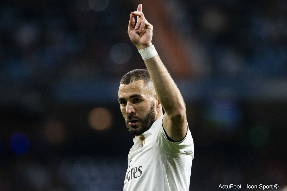 ActuFoot_'s tweet photo. Karim Benzema est devenu hier le 6e meilleur buteur de l'histoire du Real Madrid.

1️⃣ 450 ⚽️ Cristiano Ronaldo 🇵🇹
2️⃣ 323 ⚽️ Raúl 🇪🇸
3️⃣ 308 ⚽️ Di Stéfano 🇦🇷
4️⃣ 290 ⚽️ Santillana 🇪🇸
5️⃣ 242 ⚽️ Puskás 🇭🇺
⏫6️⃣ 209 ⚽️BENZEMA 🇫🇷
⏬7️⃣ 208 ⚽️ Sanchez 🇲🇽 https://t.co/yvZNVSIENq