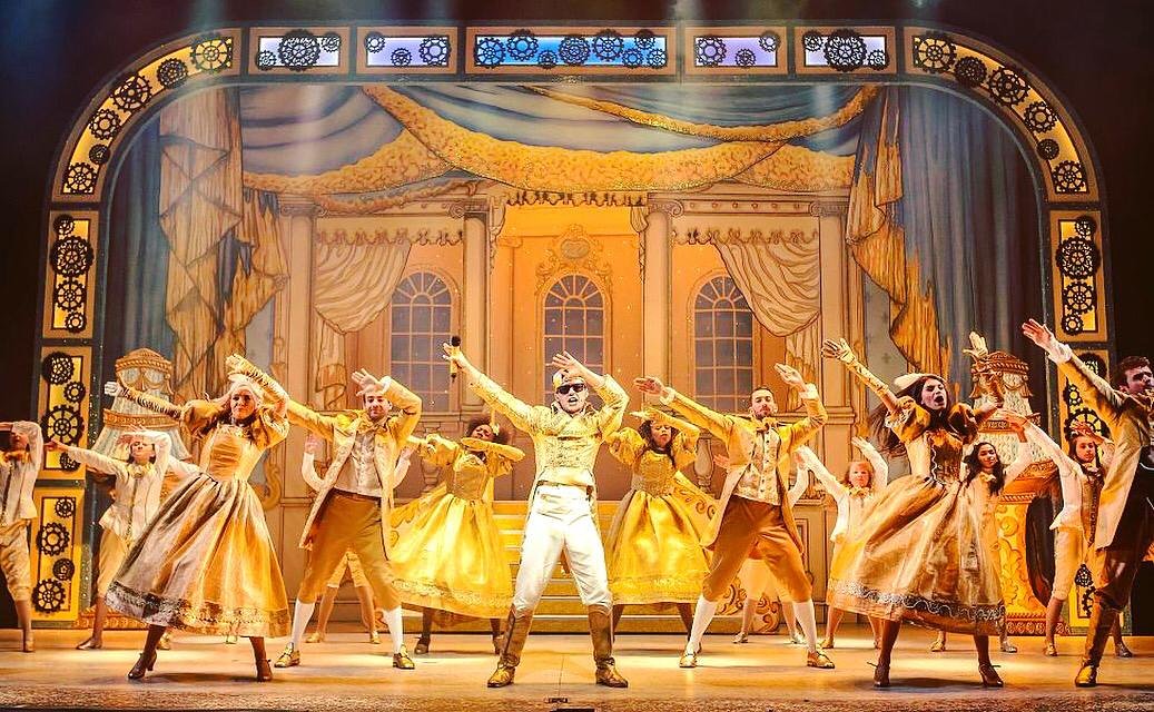 HarryReid16's tweet photo. #tbt to panto season. Yes that is me, yes I loved it.
Boom Shake the Room -
Dandini feat. Muriel and the Twirlys. #evolutionpantomimes 😎🧢 https://t.co/6xvTv4DGsu