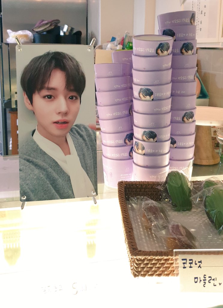 카페가 지후니로 이쁘게 꾸며져있어서
너무 좋았어용~~레몬에이드도 맛있고😁
케잌도 이뻐서 먹고싶었는데 배가 불러서ㅋ
컵홀더 포카 네컷 다 이뻐요💕💕💕
#지훈아_매일을_꿈처럼_사랑해 
<a href="/WINK_factory/">윙크팩토리(박지훈 달글)</a>