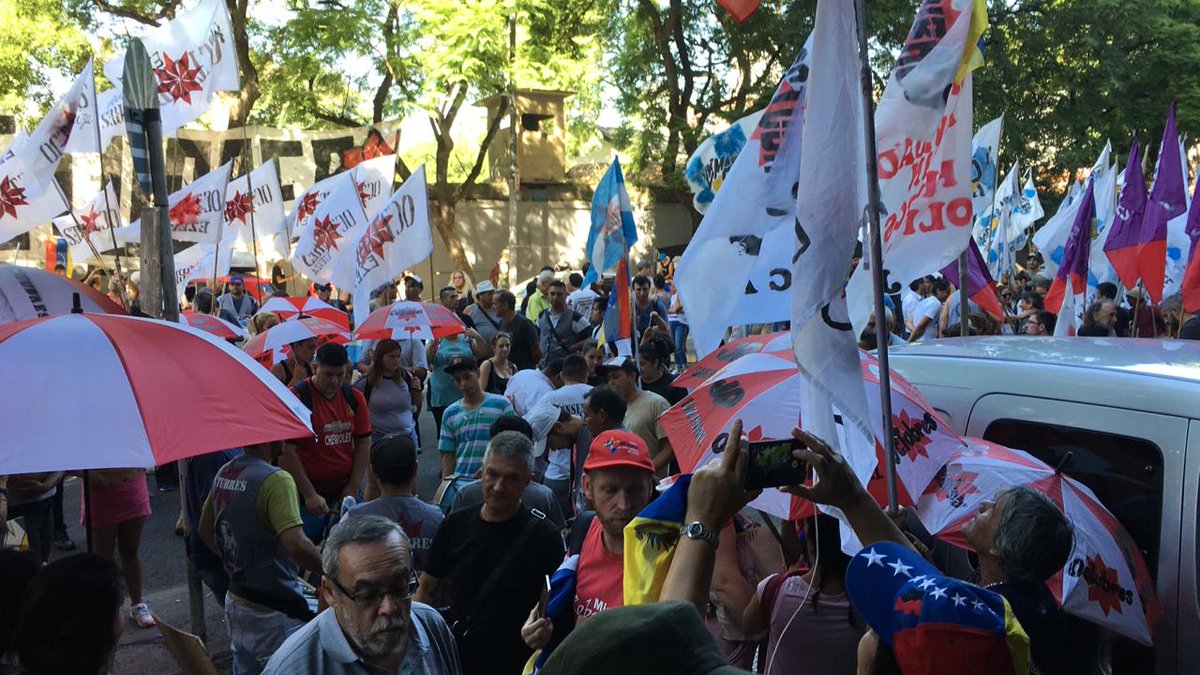 teleSURtv's tweet photo. Respaldo mundial a Venezuela tras nuevas sanciones de #EEUU → https://t.co/F61sVjatAB

Las nuevas sanciones de Estados Unidos contra Venezuela han generado un amplio rechazo en el mundo y crece el respaldo al Gobierno de @NicolasMaduro https://t.co/b0jfkHX6pM