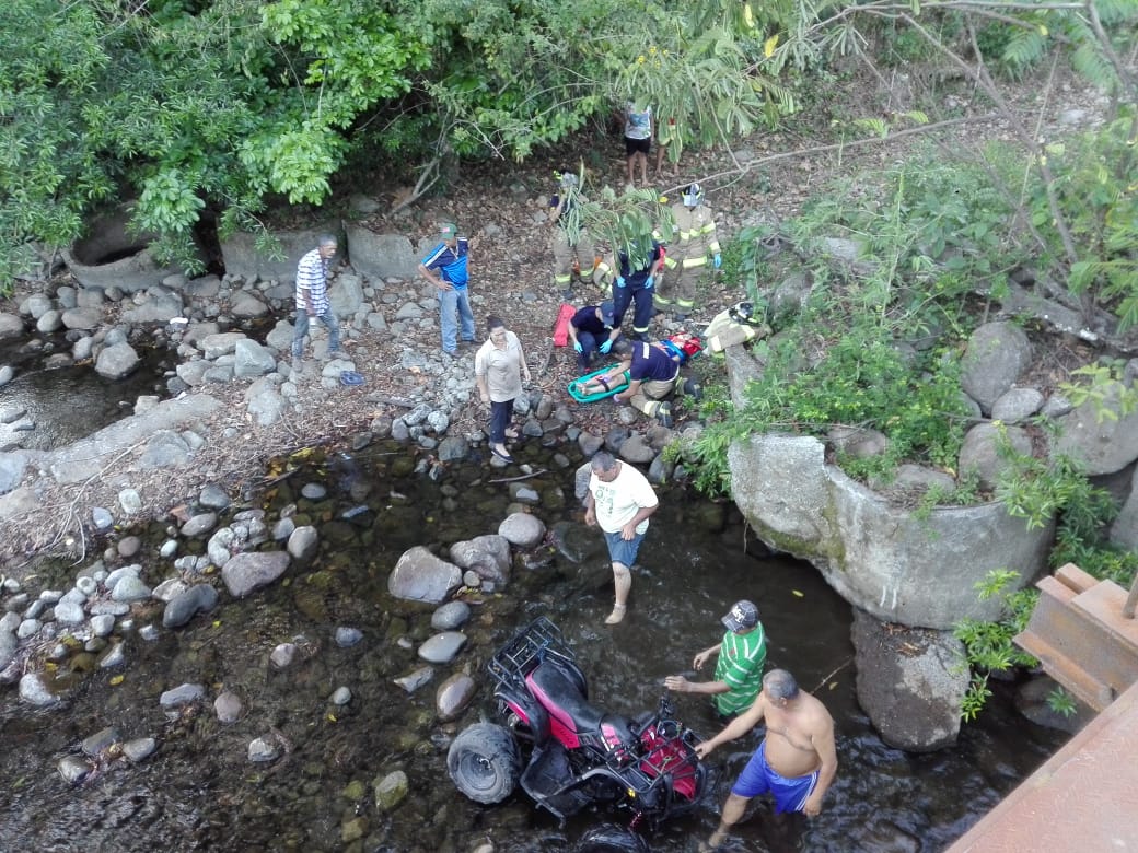 BCBRP's tweet photo. Una mujer y una menor que iban en Fourwheel caen al vacio (quebrada) en el área de Bugabita, La Concepción. Bomberos #Bugaba con apoyo de personas de la comunidad realizaron el rescate y traslado a centro médico. https://t.co/vsYacyu5yT