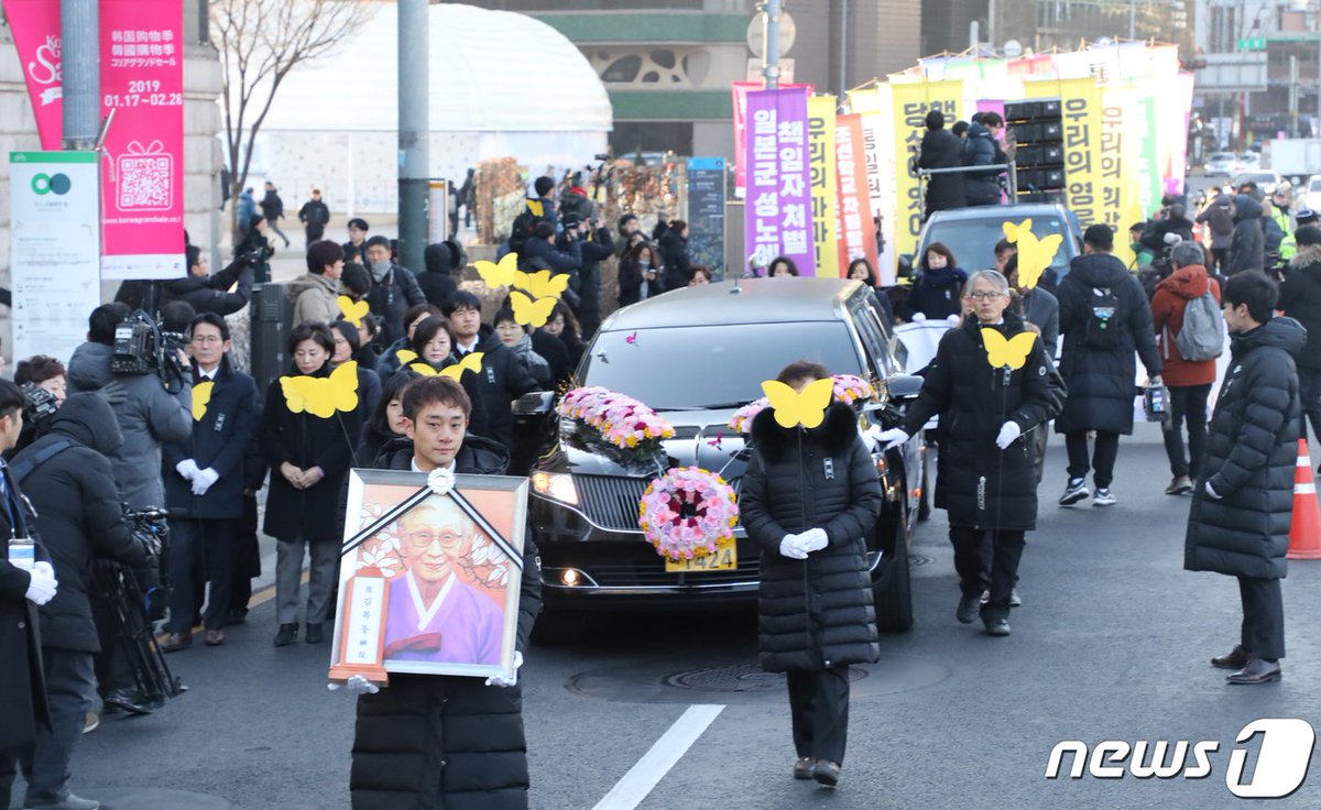 한 많은 고통의 세월 훌훌 털고 선녀들의 꽃가마
타고 천상으로 편히 가 영면하시길 기원합니다
인권을 위해 싸우셨던 삶의 역정 잊지 않고 좋은
나라 만드는데 힘을 보태겠습니다.