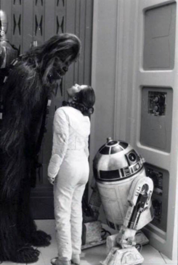 StarWars_Sexy's tweet photo. Hereโs some #classicStarWars fun for #tbt ๐
#StarWarsSexy #SexyStarWars #StarWars #Leia #PrincessLeia #Chewbacca #Chewie #HanSolo #Han #kisses #waitwha?! https://t.co/0qP8NLszUw