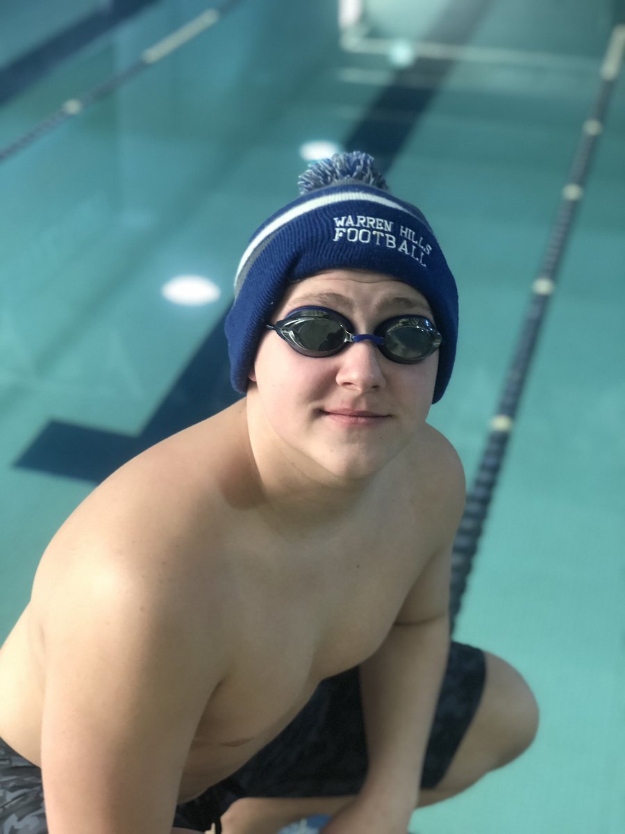 When the temps are sub zero and you’re a swimmer you come prepared #whswim#bluestreakswim#brrrrrrrrrr❄️🏊‍♀️💙⚡️🏊‍♂️