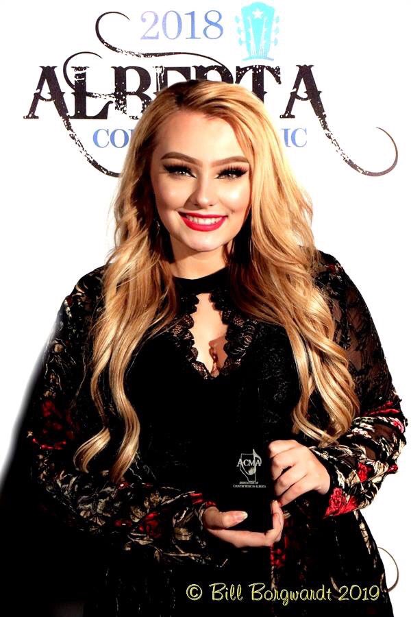 CountryMusicAB's tweet photo. Horizon Youth Award: @krissyfeniak #acma2018 ❤️ https://t.co/vF0MPC16U6