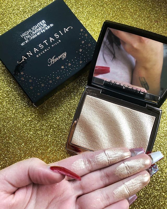claudiamakeup3's tweet photo. Amrezy 💎 de @anastasiabeverlyhills 
Es muy especial este Iluminador 😍 
@amrezy @sephora_spain @sephora #amrezy #anastasiabeverlyhills #amrezybyanastasia #sephora #highlighter  #video #youtubers #youtuber #youtube #especial #blogger #beautyblogger #bl… https://t.co/hwviakybEp https://t.co/CUNNkBqV4c