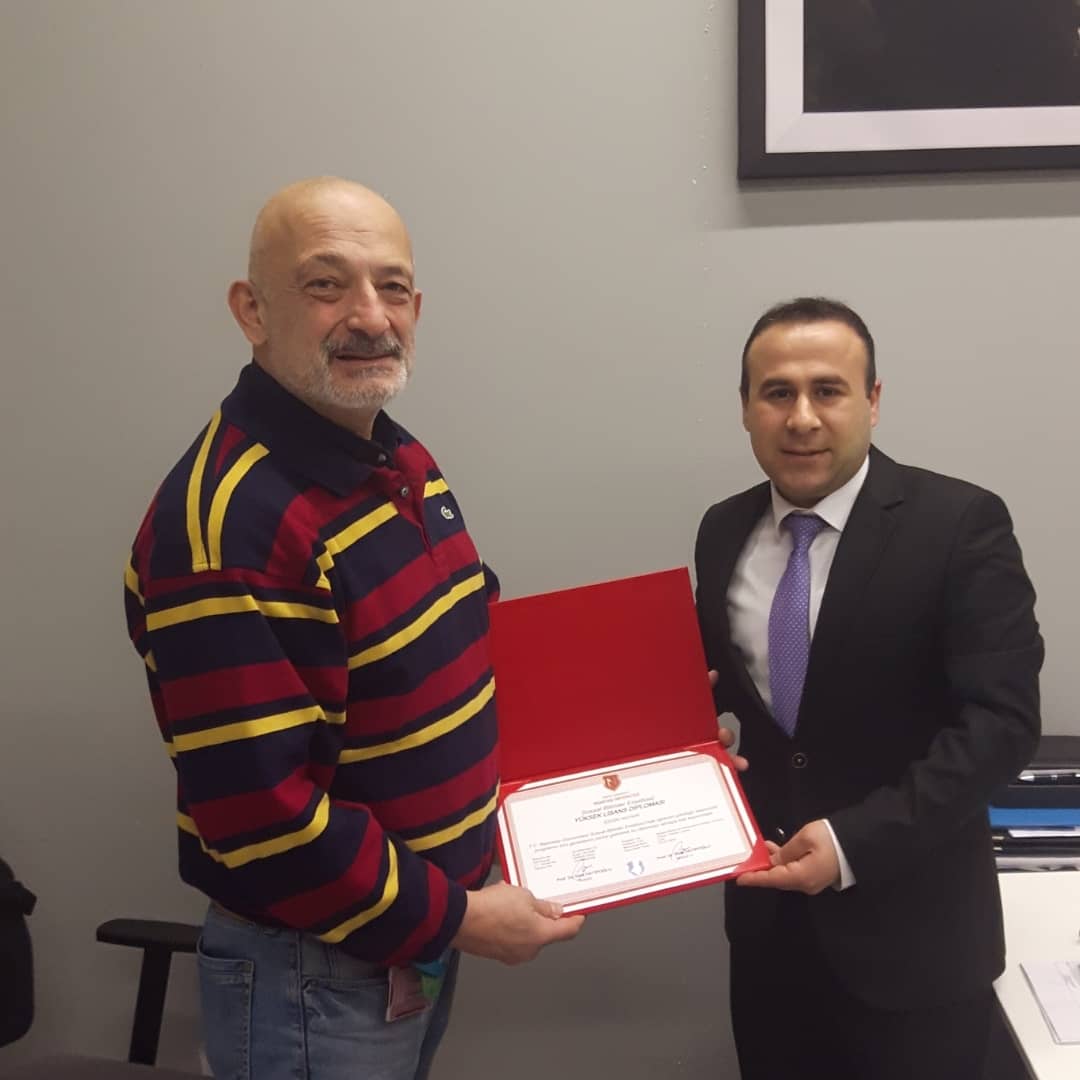 Bugün Siyaset Bilimi ve Uluslararası İlişkiler bölümü Yüksek Lisans (master) Diplomamızı eski kurmayalbay doçent Savaş BİÇER hocamızdan aldık.