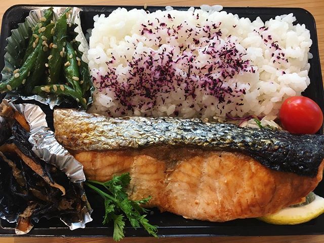 321_Viajando's tweet photo. Provei este obentô 🍱 (ou só bentô, marmita japonesa) da Pop-Up Obentô Aizomê (@aizomerestaurante) em parceria com a chef Telma Shiraishi (@telmashiraishi) 👩🏻‍🍳 na Japan House (@japanhousesp). .
São oferecidos nos tamanhos pequeno (300g), o que escolhi, e… https://t.co/5dqZEA5qvp https://t.co/EbXYqqgjim