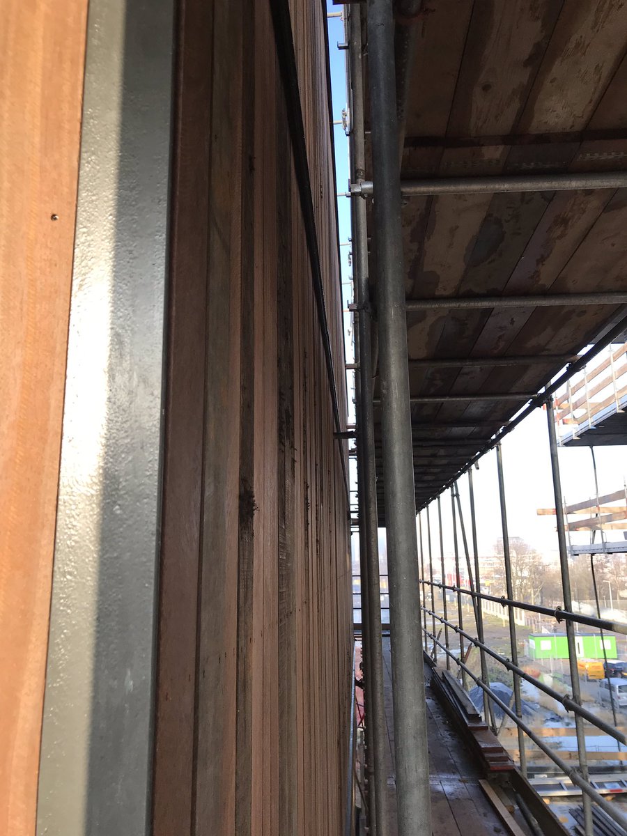 larskremer's tweet photo. Het eindresultaat van de gevel, en hiermee een stuk vakmanschap, mag er zijn #circulairbouwen #azobé. Ook de indeling van de appartementen wordt zichtbaar #demontabelheid #Kavel20E #vakmanschap @VinkBouw https://t.co/HAMf6Zx4I6