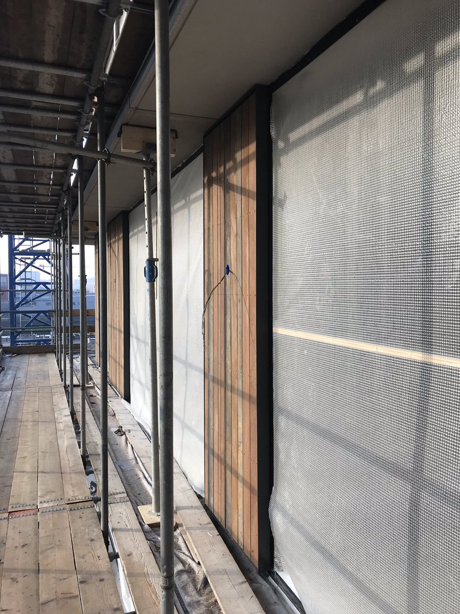 larskremer's tweet photo. Het eindresultaat van de gevel, en hiermee een stuk vakmanschap, mag er zijn #circulairbouwen #azobé. Ook de indeling van de appartementen wordt zichtbaar #demontabelheid #Kavel20E #vakmanschap @VinkBouw https://t.co/HAMf6Zx4I6