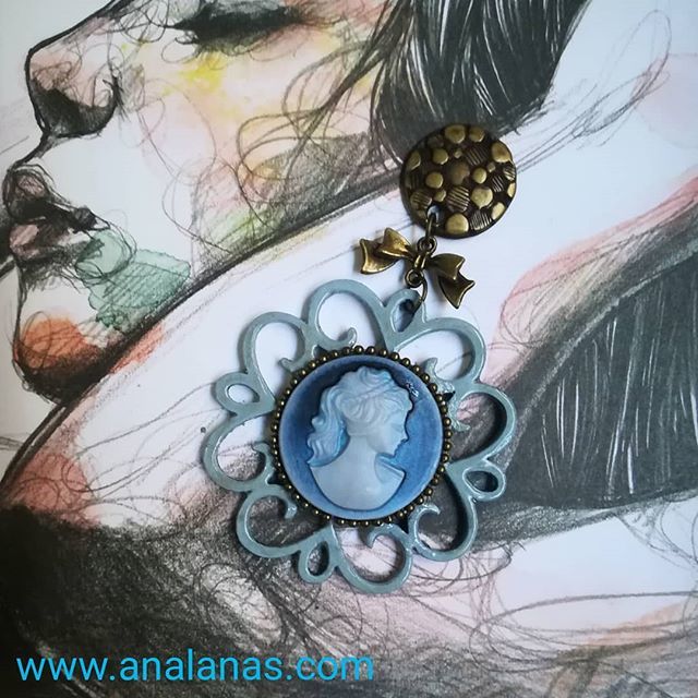 ana_lanas's tweet photo. Pendientes de #flamenca de estilo vintage
.
.
#artesania #hechoamano #hechoamanoconamor #flamencafashion #flamencasanalanas #flamencostyle #flamencasdiferentes #flamenca2019 #modaflamenca #modaflamenca2019 #ponteguapa #pendientes #madera #camafeos #romer… https://t.co/s54qqVpcga https://t.co/7WADw7jMRQ