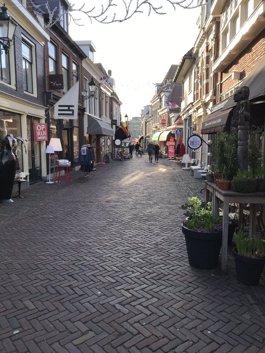 Antonklapwijk's tweet photo. Wat een feest in onze straat. @Ericsteenbergen bestaat 10 jaar @STORE1892 bestaat 10 jaar en brasserie Maria Louise bestaat twee jaar. #mooistraatje https://t.co/zhOFOLRudU