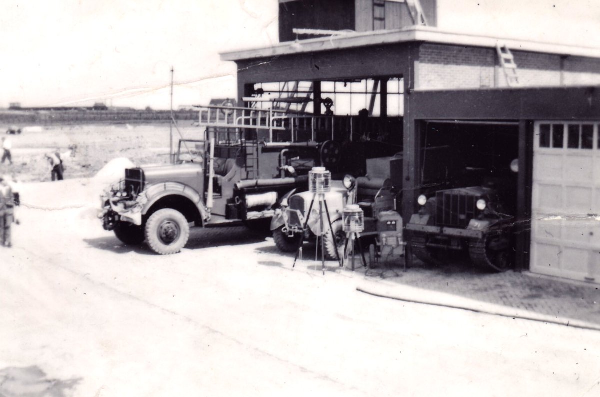 KoppersGP's tweet photo. 70 jaar geleden, op 1-2-49, nam het nieuwe korps Orde&amp;Veiligheid van Schiphol de brandweer-, ambulance- en politietaken over van de bedrijfskorpsen van de KLM. Veel, heel veel veranderd in die 7 decennia! Gefeliciteerd, @BrandweerSchiph ! https://t.co/W7FQ5Ui3A3