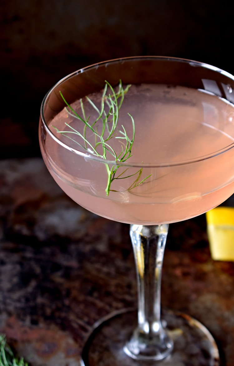 Looking for an easy brunch cocktail that is also suitable for a romantic #ValentinesDay2019 dinner AND a fun cocktail party? Then check out this versatile fennel #gin cocktail! => boozyoyster.com/posts/fennel-g… #cocktails #brunch #CocktailTime