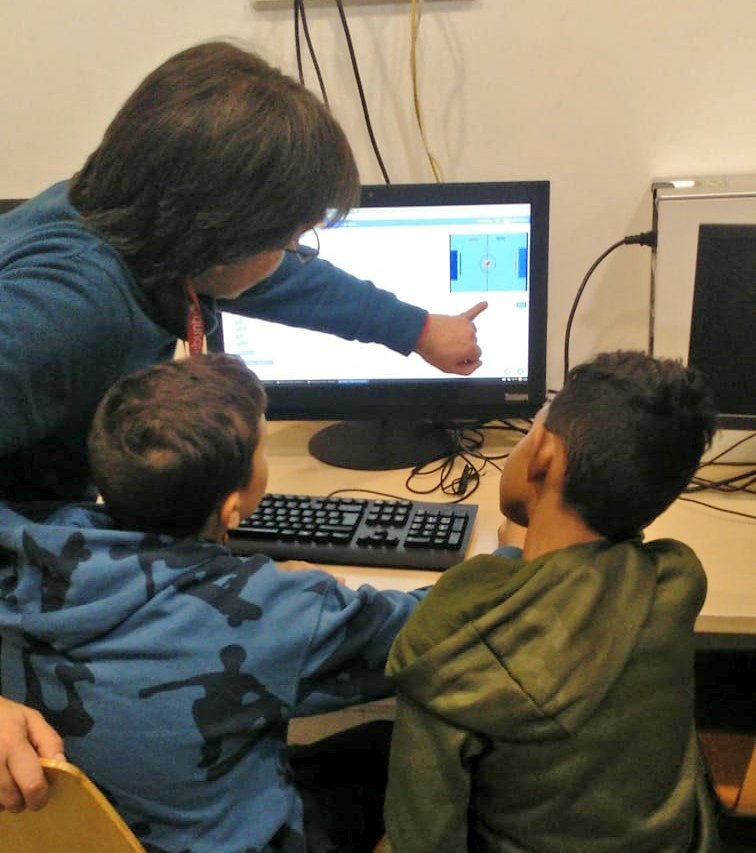 espaitecnologic's tweet photo. Recordes el 1er joc d "marcianitos"? Reviu aquell moment amb #espaitecnologic nenes i nens de la Fundació Social creen #Scratchairhochey #ravalkids ben aviat al nostre canal #scratch @scratchcatala @ScratchEdTeam @xarxaomnia @punttic @AMPADrassanes @casalinfants @colectic_coop https://t.co/YZ9QG8R9FD