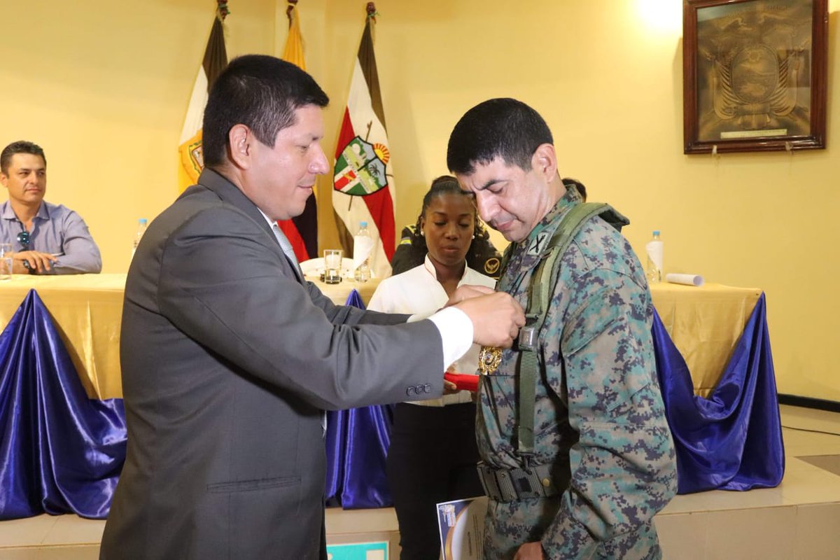 jcsanchez457's tweet photo. CONDECORACIÓN 🎖Un agradecimiento al alcalde de @AShushufindi por el reconocimiento al trabajo desempeñado en beneficio de la seguridad de Shushufindi, como comandante del BOES 54 CALLE en 2017 - 2018 y como jefe local @ECU911NuevaLoja 2018 - 2019 https://t.co/xxWCLW0jfb