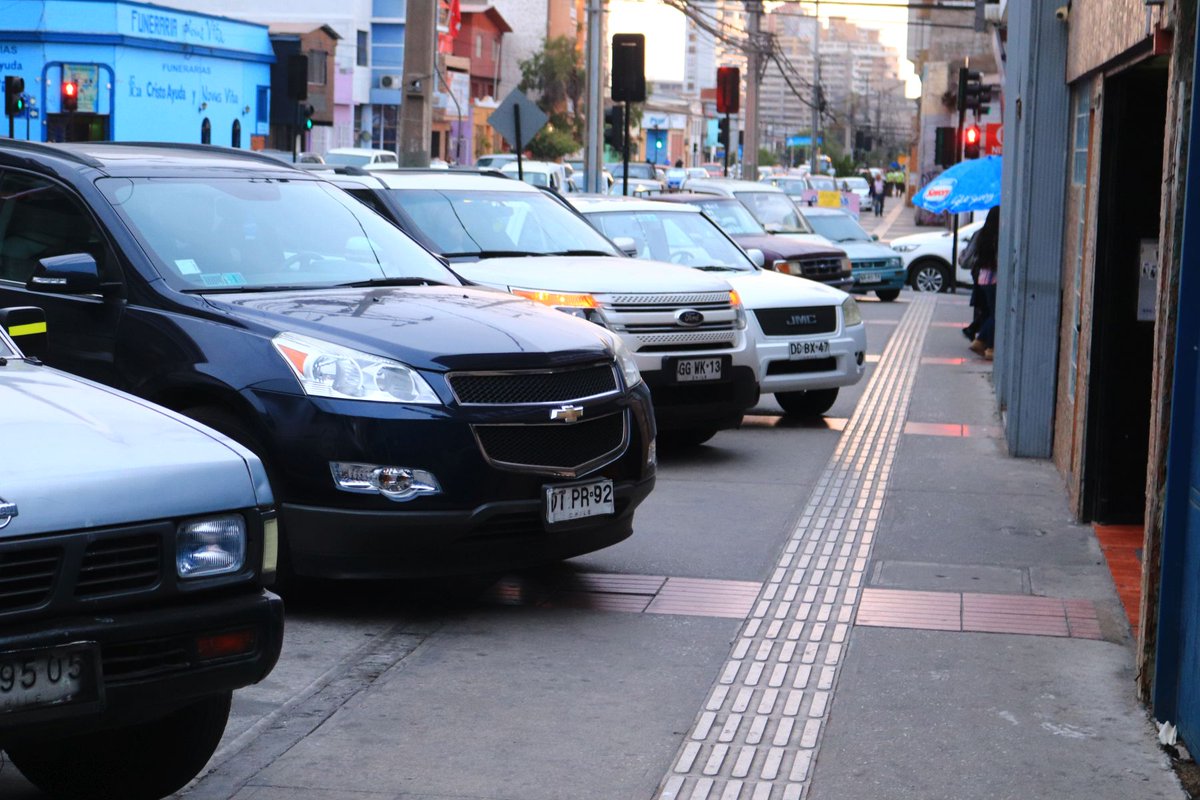 ¡Por suerte nos dejaron la mitad de la vereda!