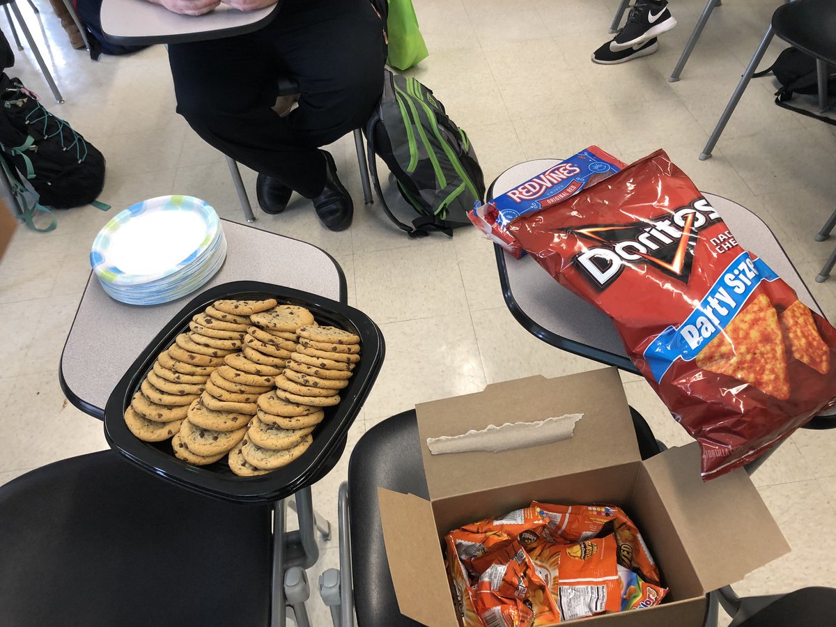 BetsyHays's tweet image. #HappeningNow - one of the fun parts of the Spring PR Campaigns class - Thursday snax! ✅🙌🏻 @FSMCJDept #PRDogs