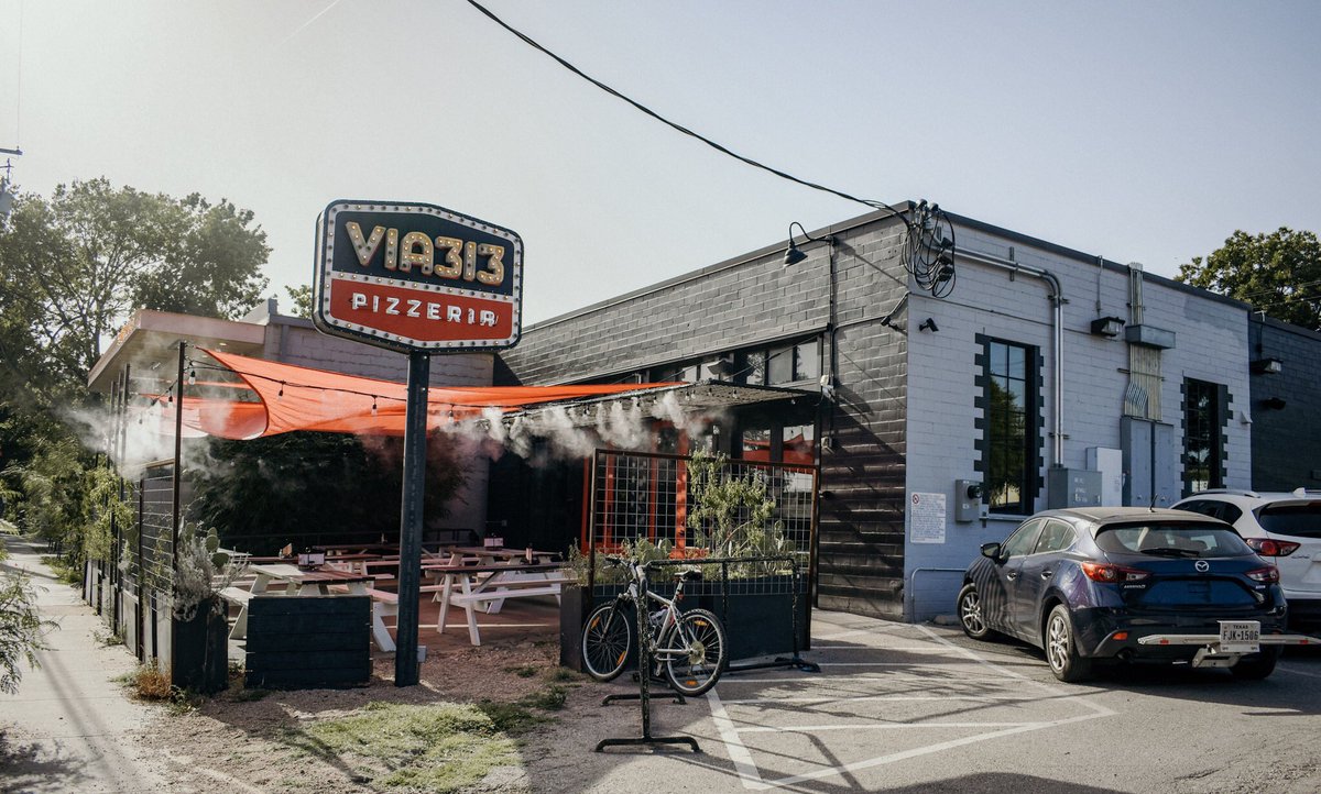 PintHub's tweet photo. It’s almost the weekend.... which means it’s time to celebrate early at @Via313Pizza ! Dine on their delicious Detroit style pizza while enjoying an Electric Jellyfish from @PinthousePizza  #electricjellyfish #via313 #pinthub https://t.co/0pXSTxhFOi