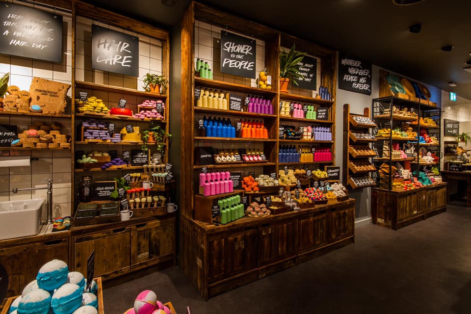 theunqpackaging's tweet photo. Lush Opens Packaging-Free “Naked” Cosmetics Shop in Manchester https://t.co/phBX0oYZk1 @LushLtd #UK #naked #packaging https://t.co/0s3I15DaJw