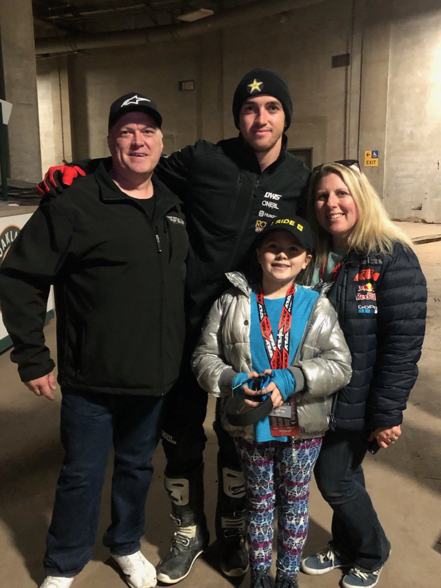 RideDunlop's tweet photo. Yes- this could be you in 2 days! No, it's not too late to sign up! Register now to enter the Dunlop #VIP #Trackside Experience and watch the opening ceremonies and first heat race with your favorite Supercross  riders! https://t.co/FJ1D4MnPdR #RideDunlop #Geomax #Contest #Free https://t.co/BrAXjczY9e