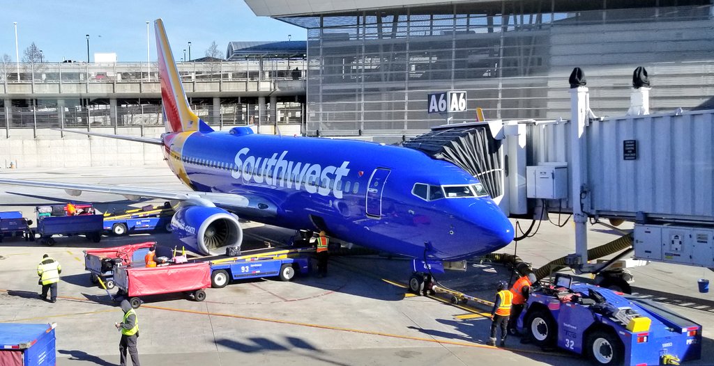 BWI_Airport's tweet photo. Kudos to all those ramp workers holding it down during this #PolarVortex. Baggage handlers are among those who show up and do their thing every day, whether it feels like -5° (this morning) or 105 (in July). #MDOTcares #MdWx https://t.co/o7P5hj6eDo