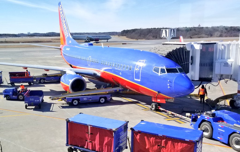 BWI_Airport's tweet photo. Kudos to all those ramp workers holding it down during this #PolarVortex. Baggage handlers are among those who show up and do their thing every day, whether it feels like -5° (this morning) or 105 (in July). #MDOTcares #MdWx https://t.co/o7P5hj6eDo