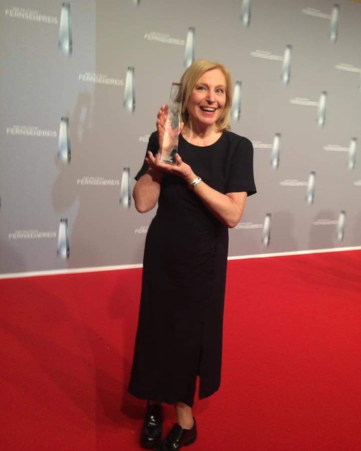 Maren_Kroymann's tweet photo. Da ist das Ding!!!! #KROYMANN hat den Deutschen Fernsehpreis 2019 in der Kategorie „Beste Comedy“ gewonnen.
#MarenKroymann @dt_Fernsehpreis #dfp19 https://t.co/I94Hd1hlUG