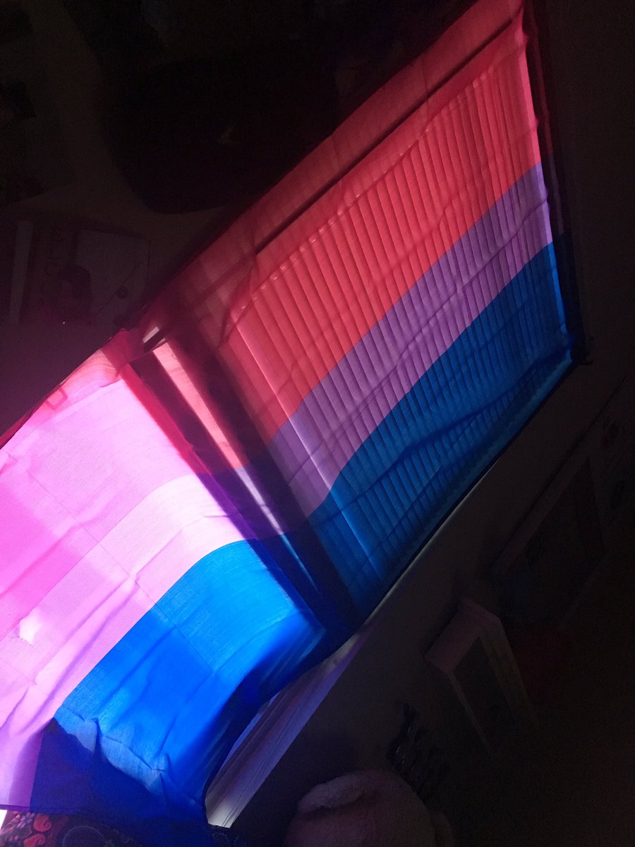 Loading05352561's tweet image. Finnaly got my pride flag💗💜💙