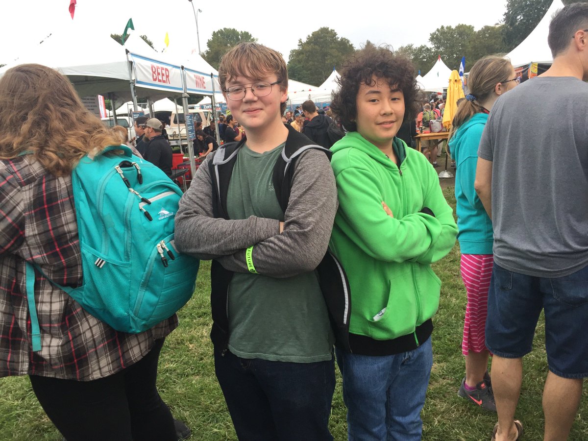 NotABombBunkE's tweet image. A warm & happy #ThrowbackThursdays :
Eating @GerardsPaella before World @makerfaire 2018 NYC and getting time to chat with Becky @einsteinunicorn & John @mathmanrobotguy Button while Ray was channeling his inner @volt robot-expression!
Rooting for you w the scolarships Becky!!!
