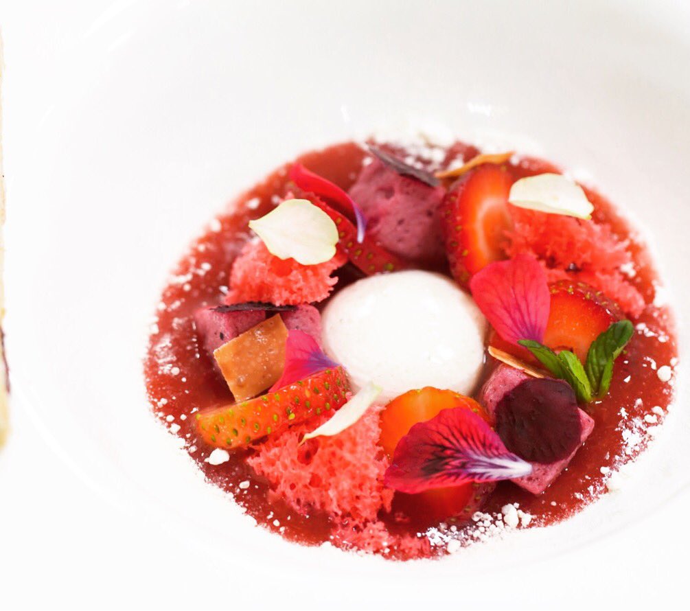 Sopa de Fresas, texturas de frutos silvestres y esfera yogurt griego con brioche de fresas pasas 🍓

 #pastry #pastrychef #chef #dessert #restaurant #yogurt #strawberry #texture #cuisine #foodie #gourmet #yummy #food #foodphotography #barcelona  #lovemyjob