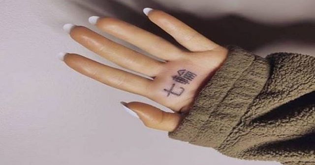 ndelpoder_'s tweet photo. ARIANA GRANDE COMETIÓ UN GRAVE ERROR AL TATUARSE |[lasrosasrss] https://t.co/qglUq5PihX https://t.co/f6VDwiTQPT