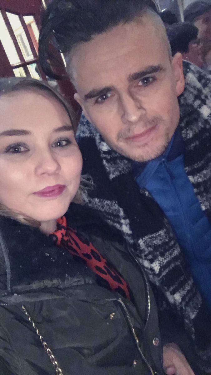 CharlieeLloyd's tweet photo. @tomkmilner Thankyou for a wonderful evening, also thanks for stopping in the snow for a photo! 🙈 see you Saturday for round 2! 👏🏻 #americanidiot https://t.co/v2cQraKepU