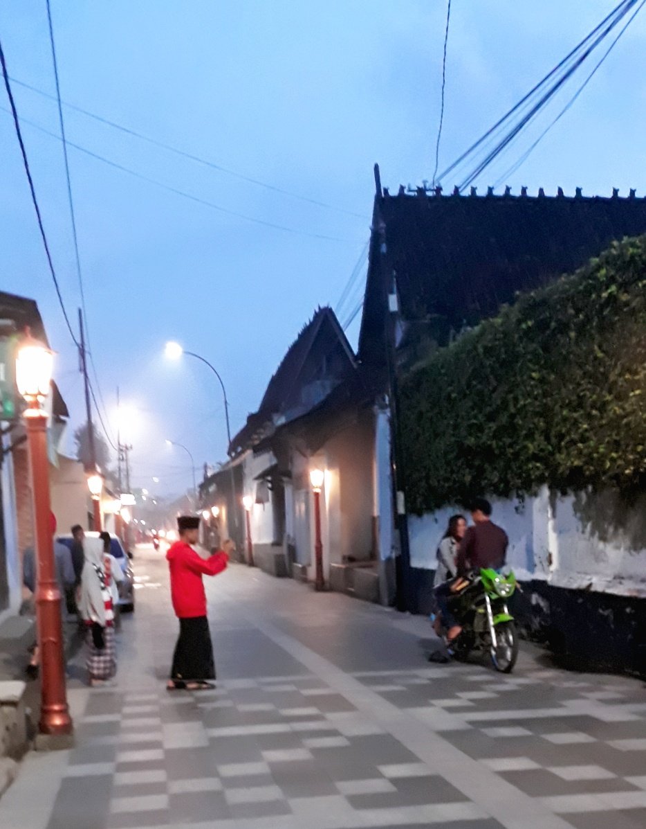 behind the scene "Ora Ninja Ora Cinta" 😆

📷 : santri yang baru pulang ziarah.

Cc: <a href="/SekitarKudus/">Kudus</a>