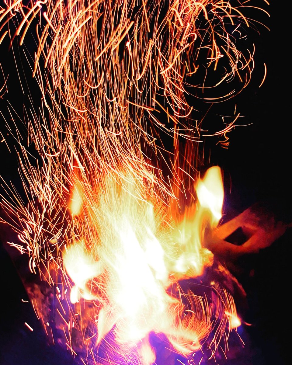 DeriveAdventure's tweet photo. Love is like winter fire. Everyone wants its warmness no one wants to burn with in 

@DeriveAdventure #deriveadventure #fire #winter #cold #love #Burning #PictureOfTheDay #warm #WinterIsHere #Burn #travel #Flames https://t.co/wefdNAvgSz