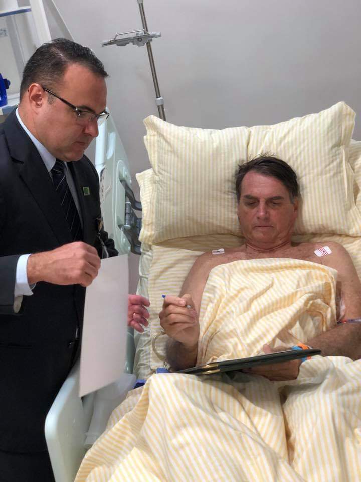 ufrjdaopressao's tweet photo. O presidente já voltou a despachar. Agora o Mourão já pode parar de falar merda ! #JairBackToWork https://t.co/cDva3TyRml