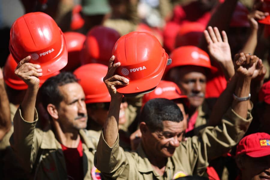 MQuevedoF's tweet photo. Felicitamos a las y los Trabajadores de la Industria Petrolera, Petroquímica y Gasíferq. Una muestra de #LEALTAD y #CORAJE para defender la Patria y al Pdte @NicolasMaduro . Luchemos Unidos, Batallemos Unidos...No podrán con nosotros. Venceremos!!! https://t.co/FvHpIOL9oS