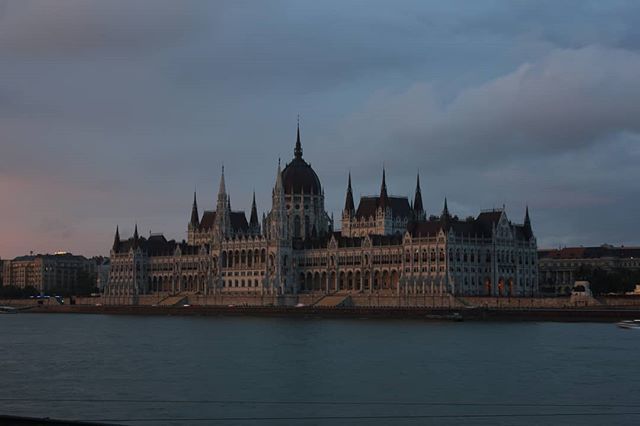 GoWithGeets's tweet image. What a grand site!!! I can only imagine this view on a beautiful summers day 👌🏻
#budapest🇭🇺 #parliamenthouse #whataview #blue #hungary #travelshot bit.ly/2CYS37D